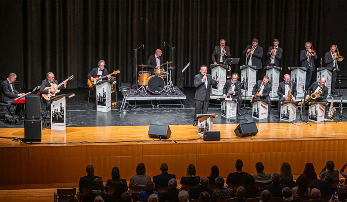 Swinging Christmas - Werner Auer & Broadway Big Band